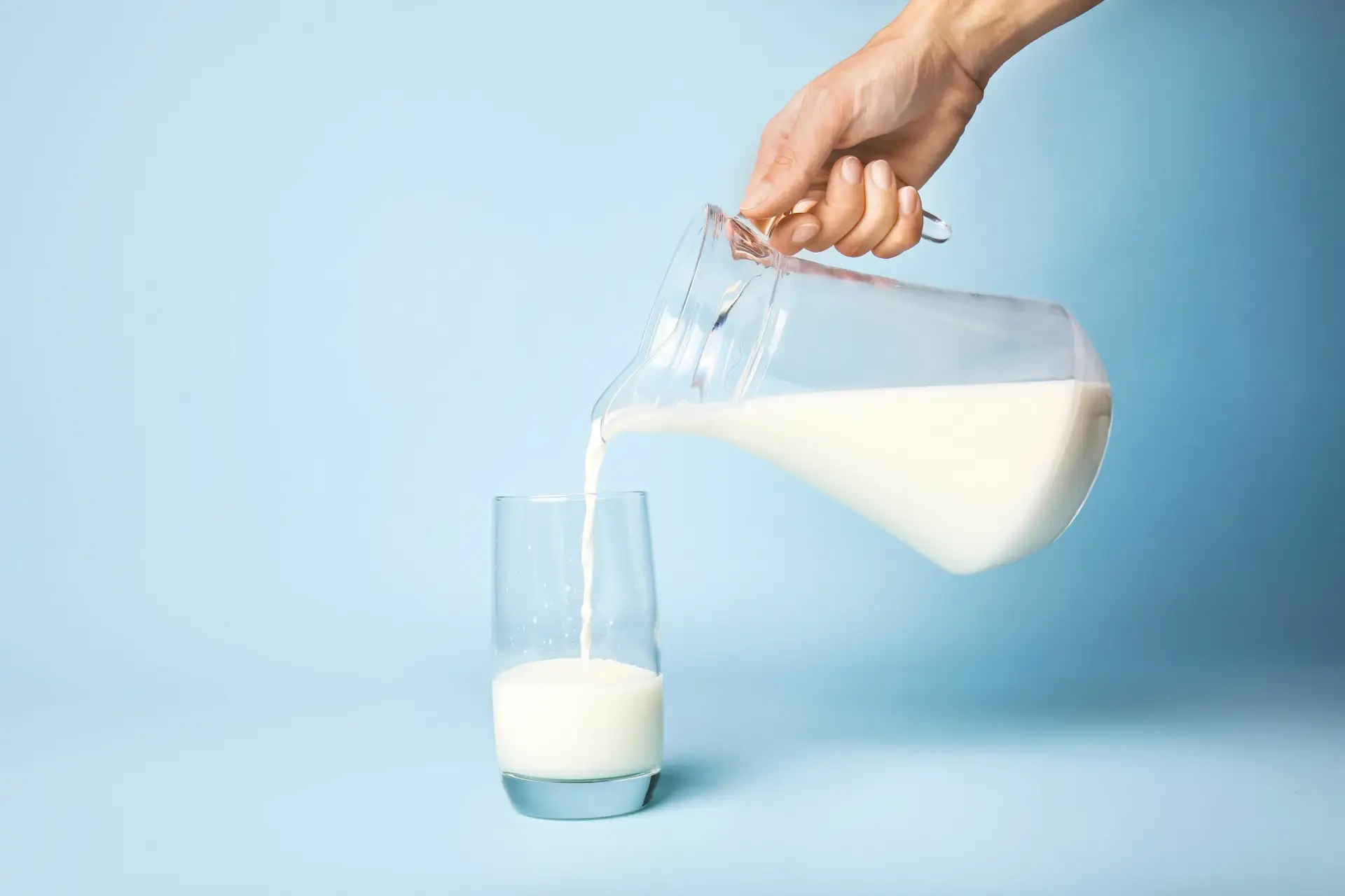 🥛 Цельное коровье молоко не рекомендуется детям до 1 года

«А нас так растили, и всё хорошо!»
Знако