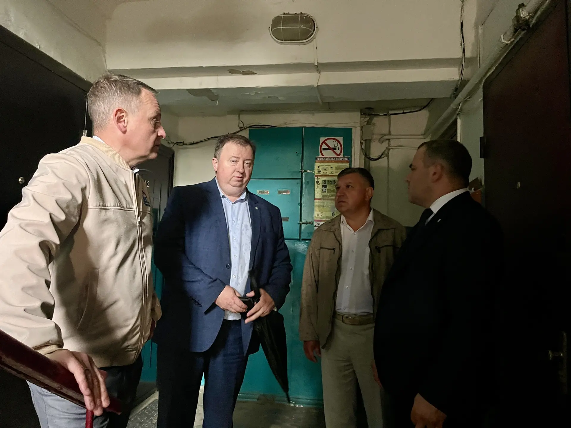 Во время рабочей поездки в Россошь, встречался с жителями многоквартирного дома по улиц...