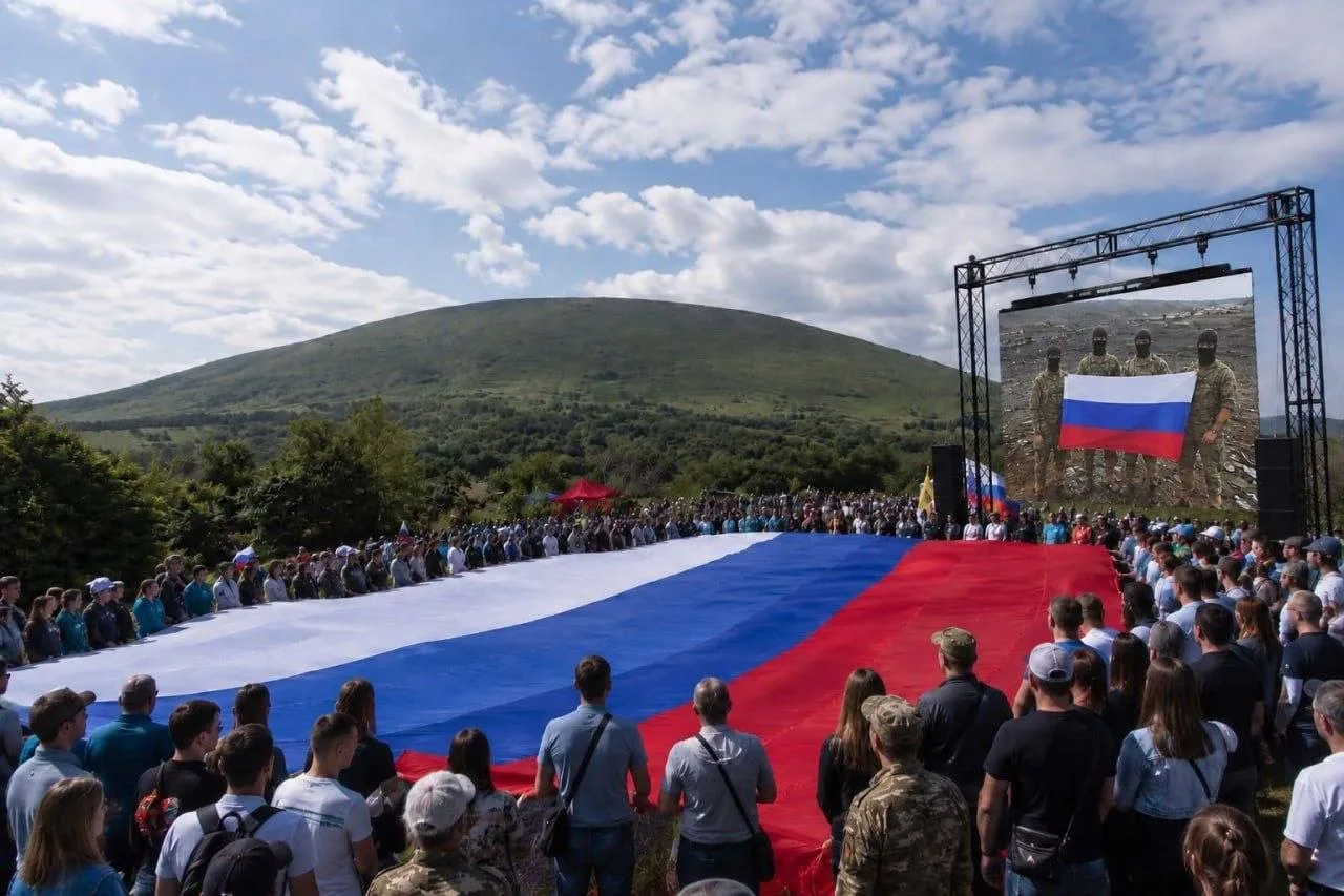 🇷🇺 60-метровый триколор развернули на горе Юца.