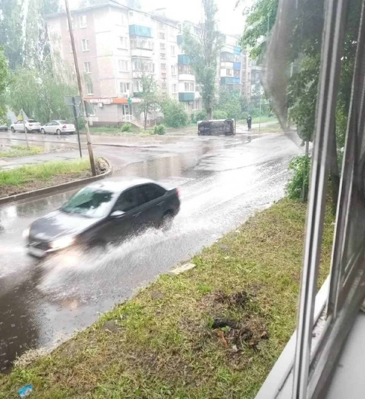 ⚡️ Жители Тракторного утром обнаружили перевёрнутый автомобиль на дороге  По словам очевидцев, машин