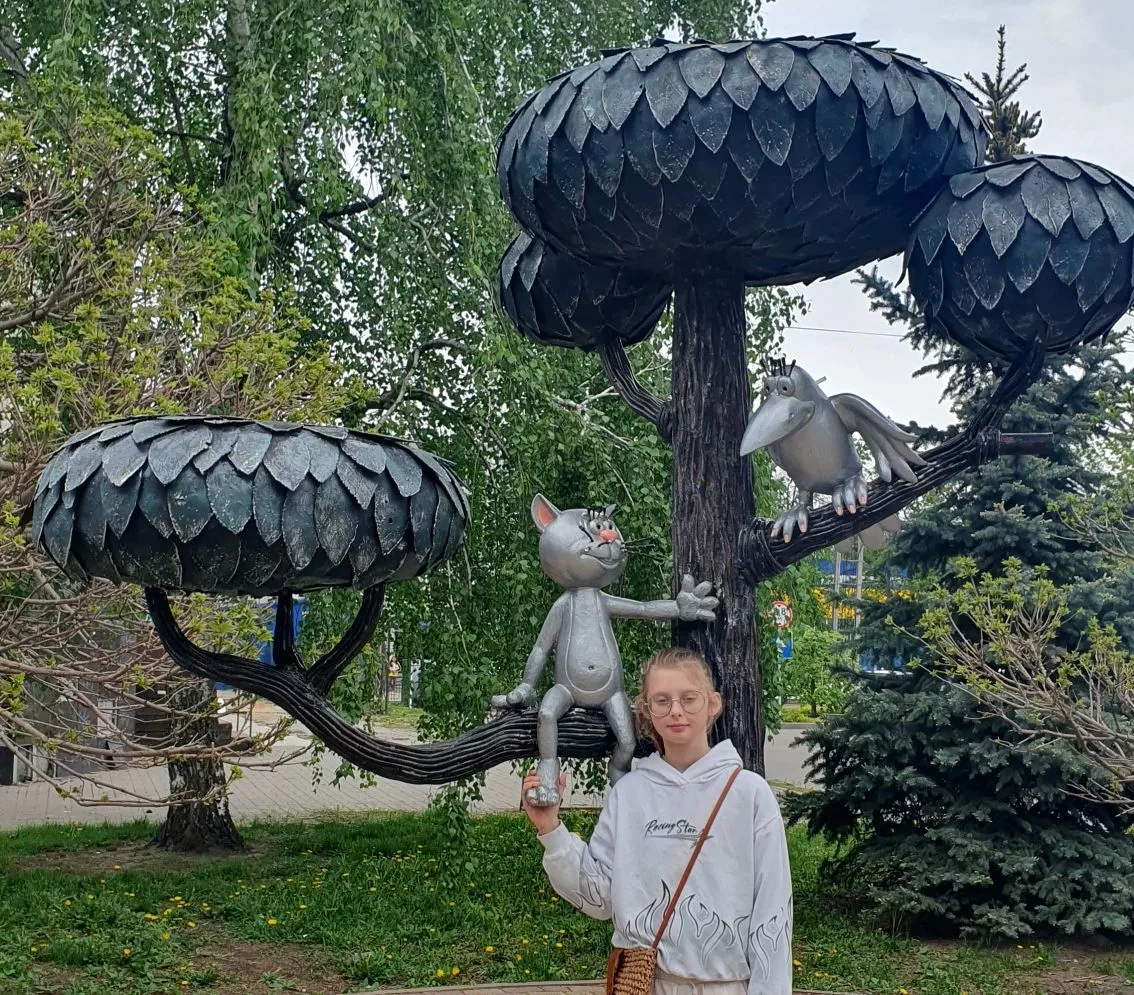 Это Алина Вадимовна на фоне скульптурной композиции "Котёнок с улицы Лизюкова", г. Воро...