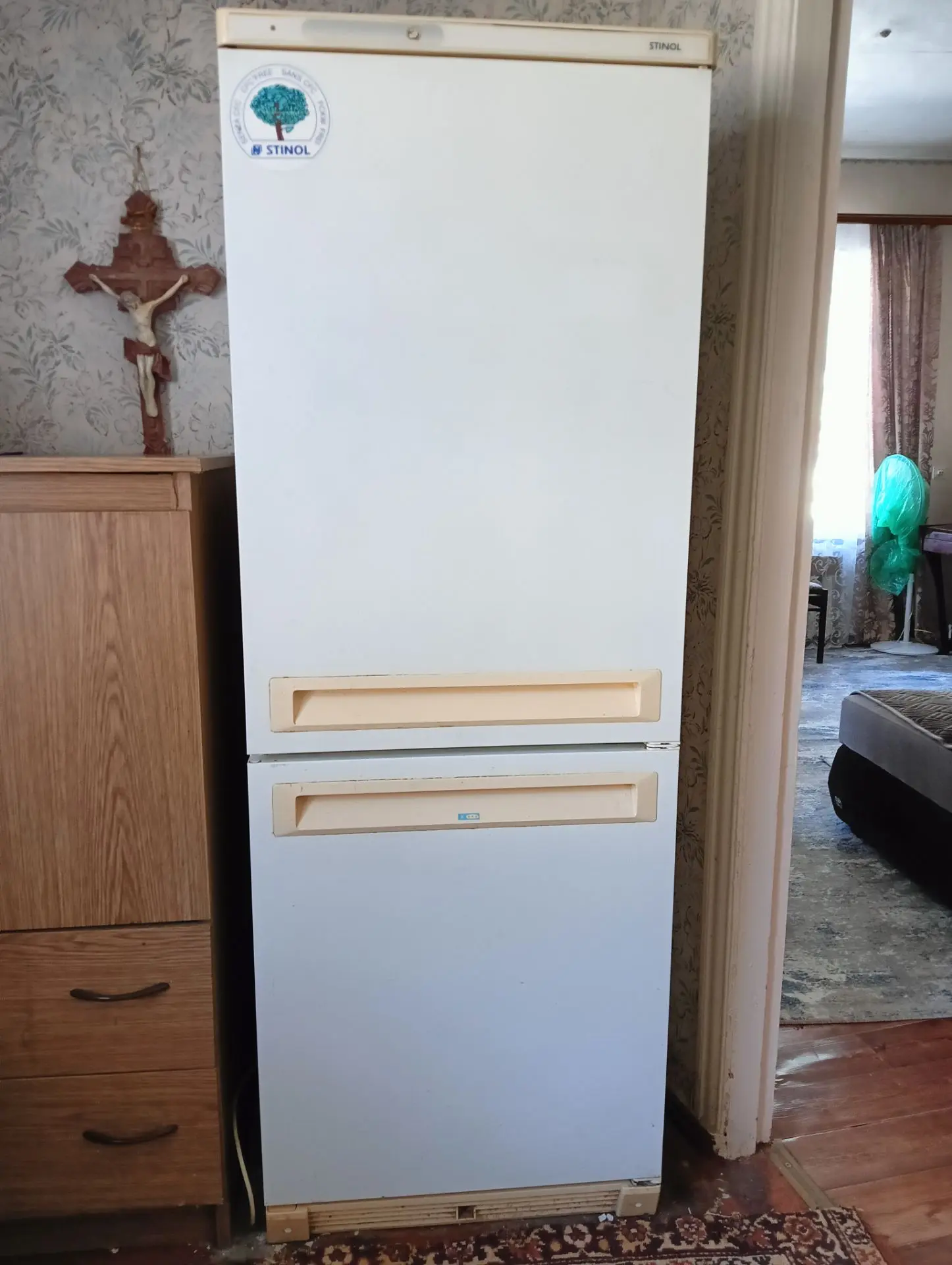 Продам холодильник Стинол,  требует ремонта, мотор рабочий за 1 тыс. руб. Обращаться по...