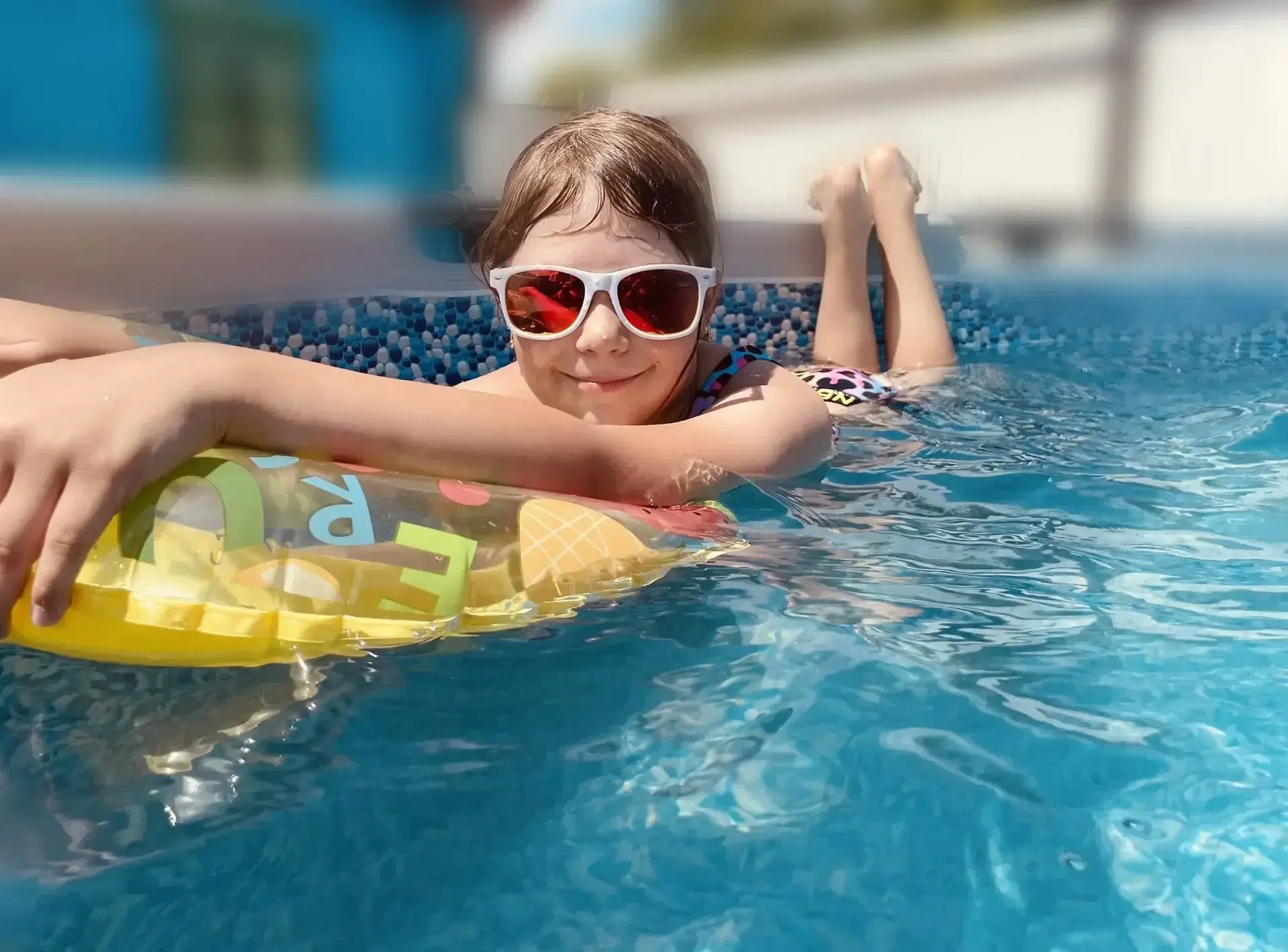 ☀️ Ученики 2В класса продолжают активно проводить время! 

Отдых на море 🏖️ и у бассейна 🏊‍♂️, про