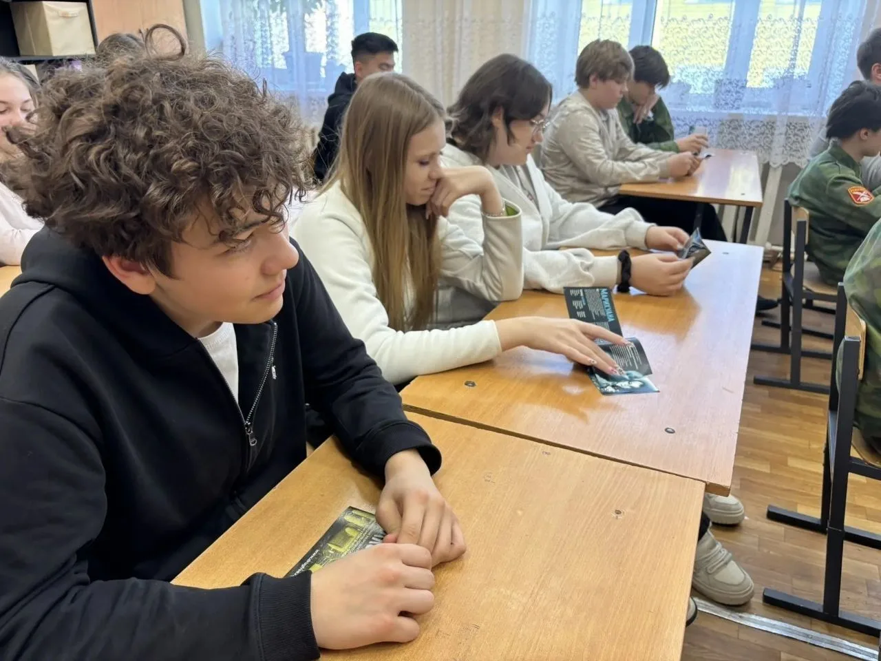 Кадеты Деденевской школы в рамках проекта «Классные встречи» обсудили важные темы: безопасность в се