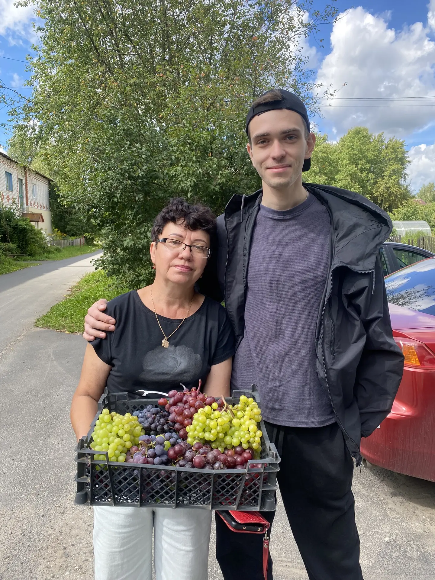 Сестра с моим урожаем🍇.