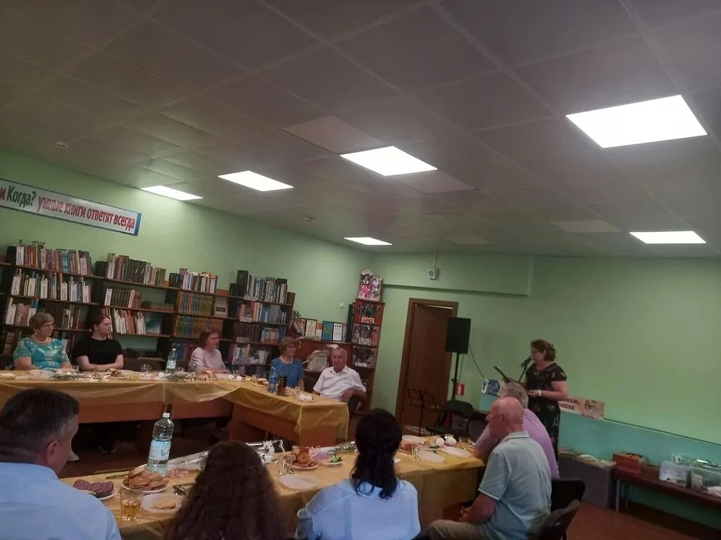 8 июля в Центральной районной библиотеке прошёл вечер-встреча «И пусть не рвется связующая нить», по