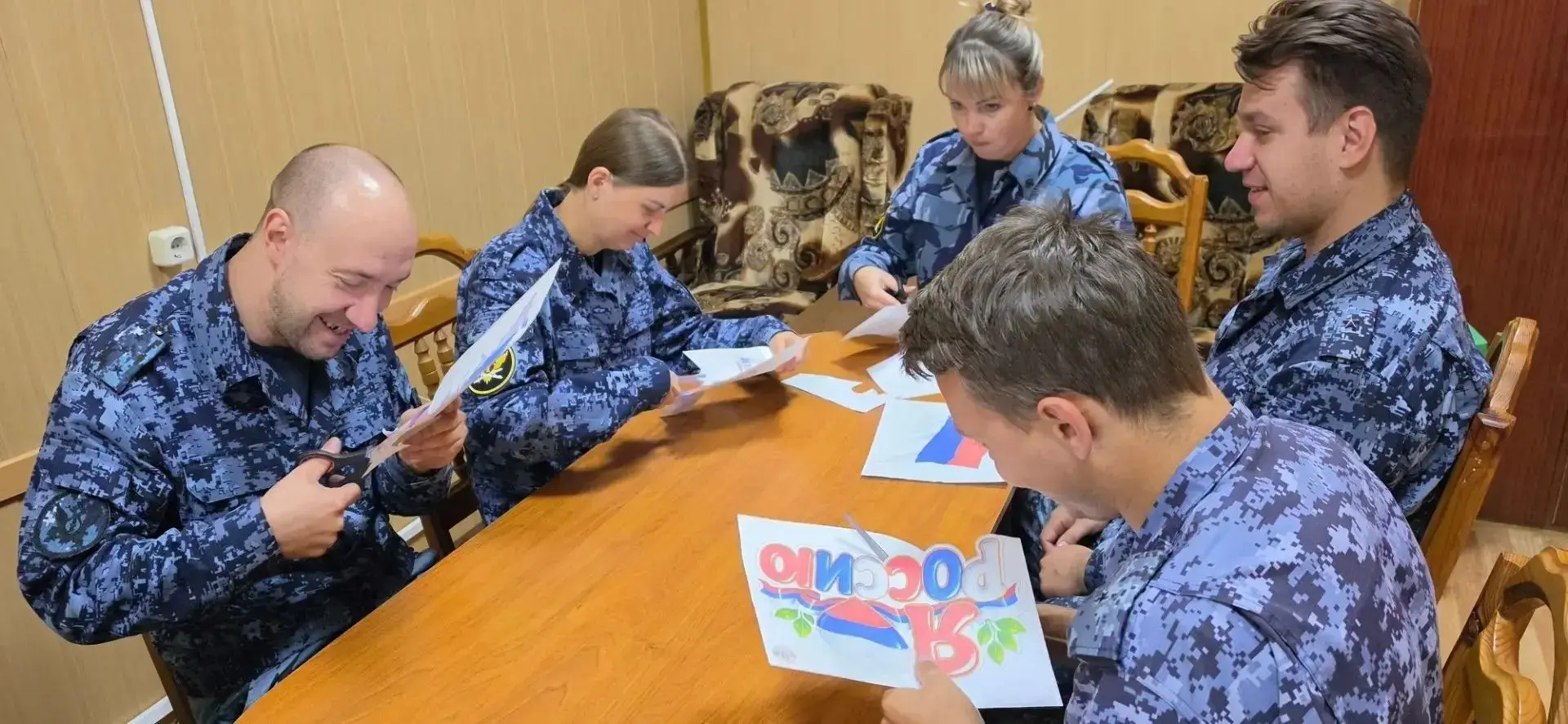 Триколор в каждом окне: сотрудники УИИ и ИК-7 присоединились к акции «Флаг России в каж...