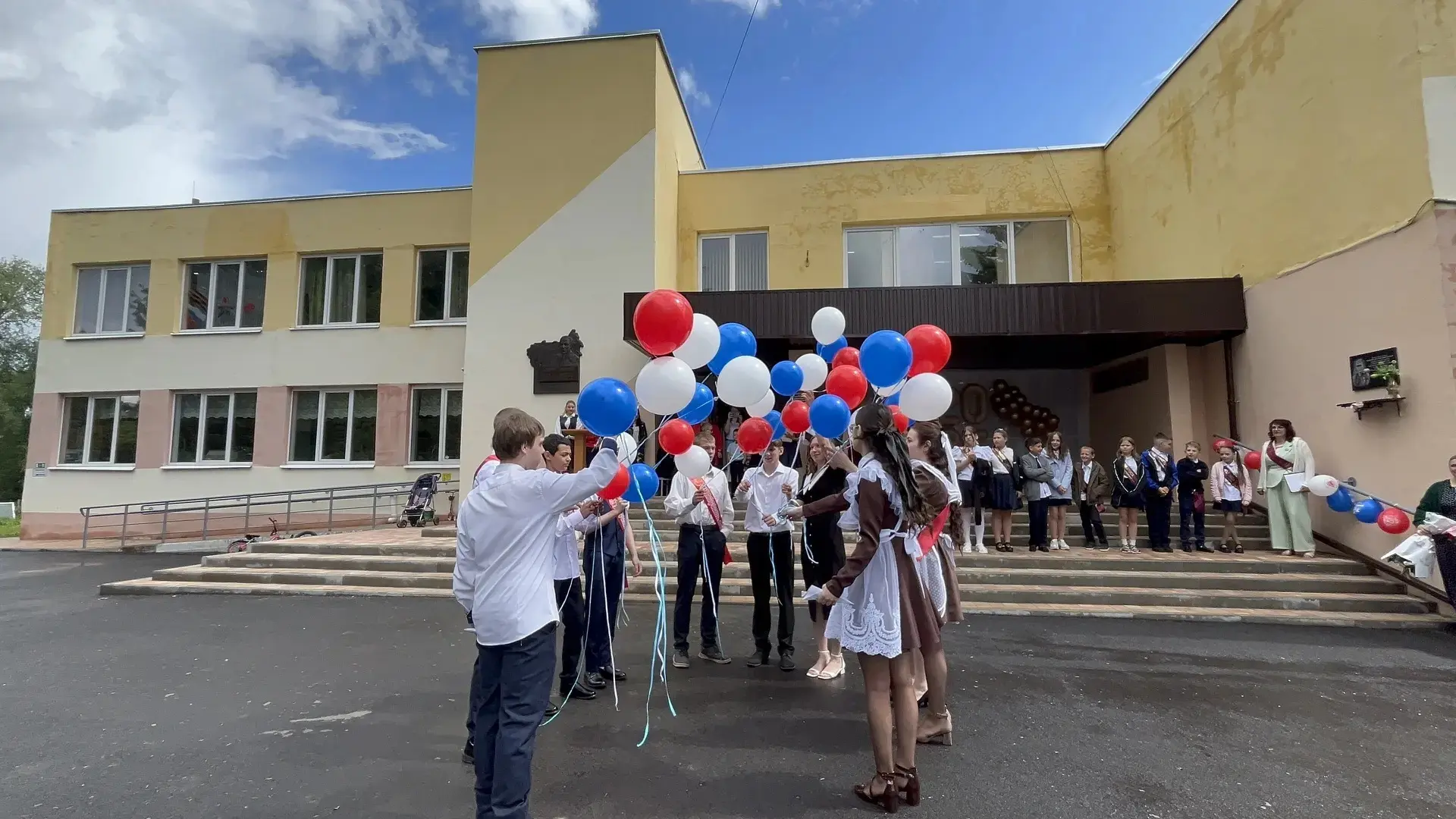 Немножко грустно, немножко волнительно! ❤️

26 мая 10 наших выпускников переступили школьный порог, 
