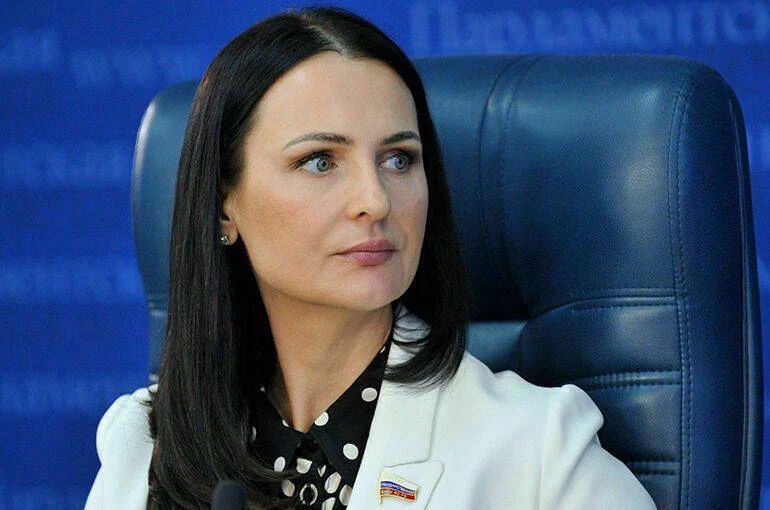 👩‍🍼 Первого ребёнка девушка должна рожать в вузе, а второго и последующих — во время работы.

Замп