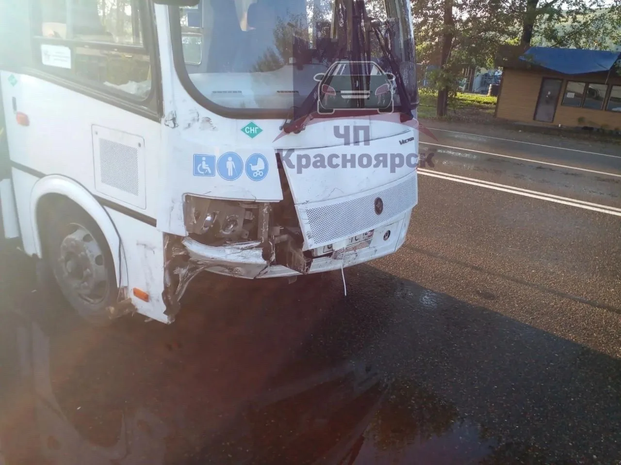 Волжская. Водитель автомобиля Лада решил начать день с кофе за рулём и резко повернул н...