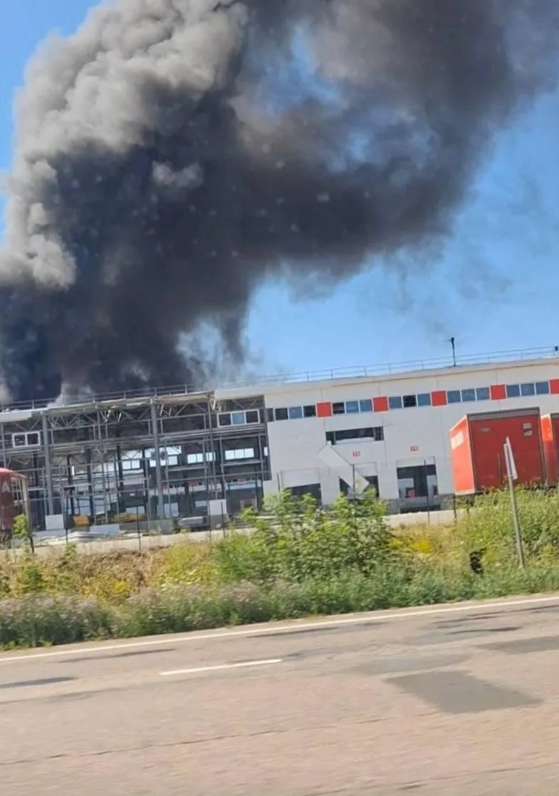 В Харьковской области загорелся терминал «Новой почты» после прилёта.