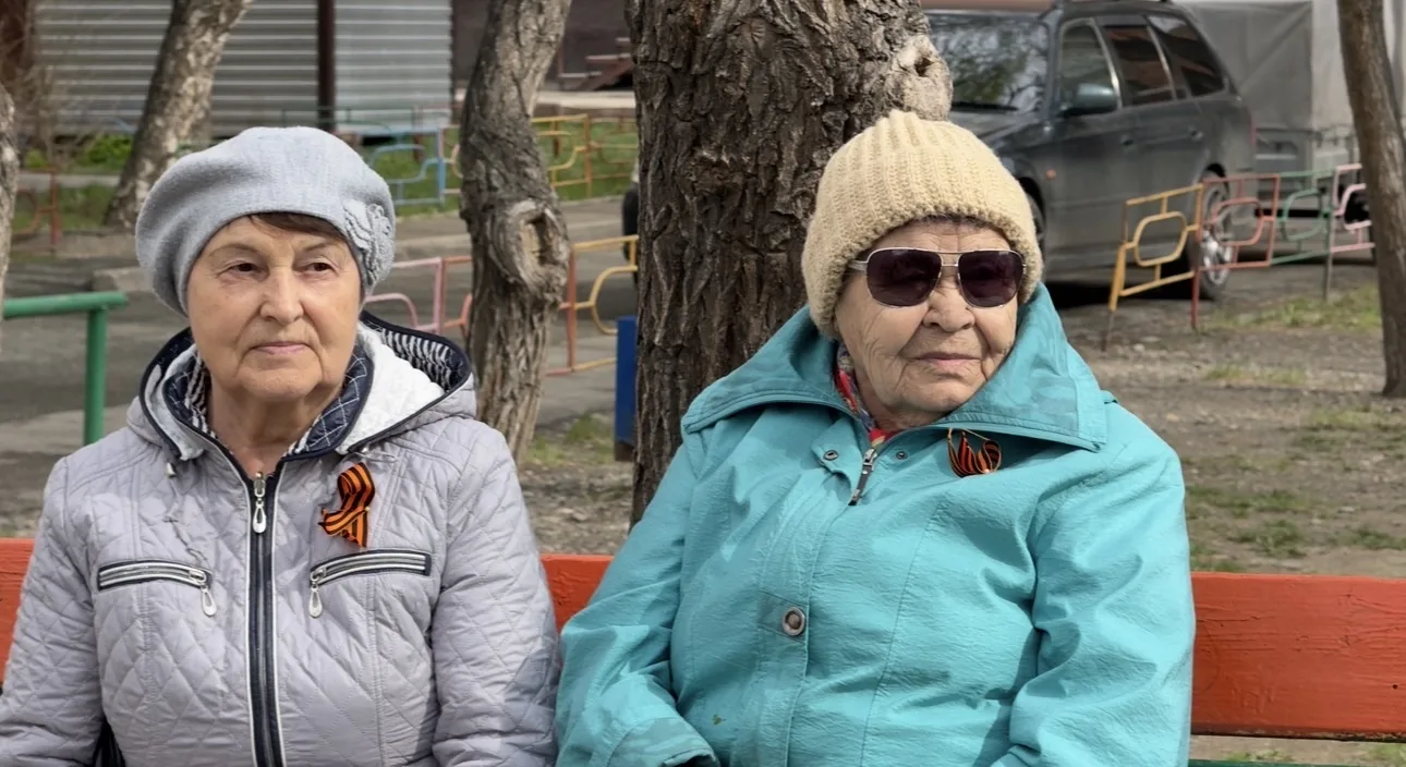 Сегодня наши ученики устроили настоящие концерты во дворах для ветеранов, тружеников тыла и детей во