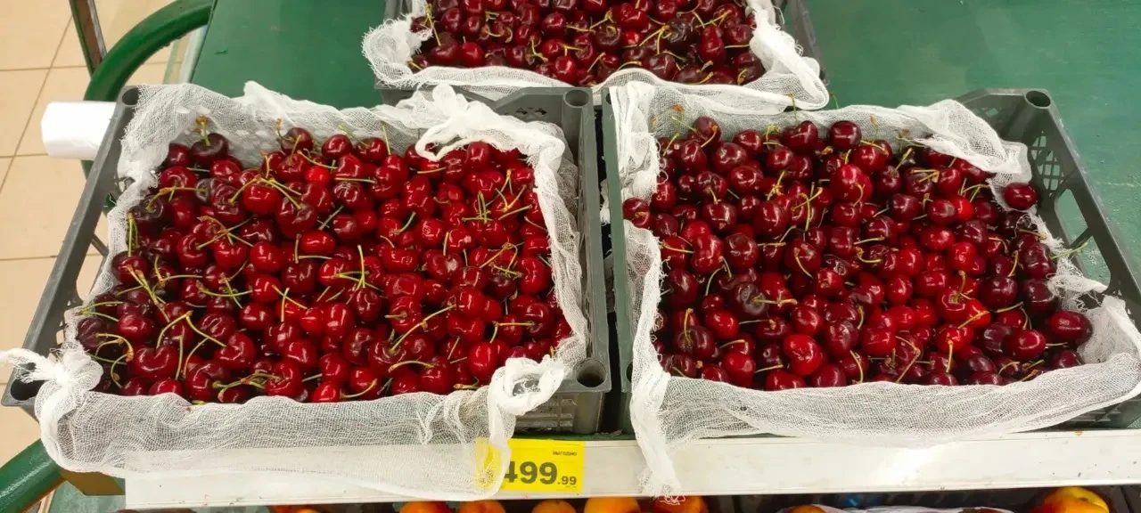 МАГНИТ 
На кольцова 11 привезли крупную сочную черешню 🍒.
= 499₽ за кг.

И к ней шампанское по акци