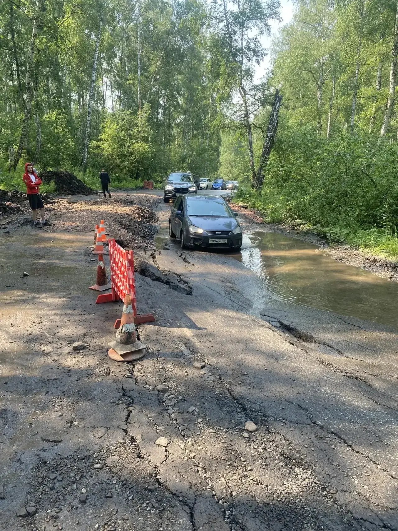🚧🌧️После недавних ливней на ул. Елены Стасовой произошло размытие дороги. Накануне наши специалист