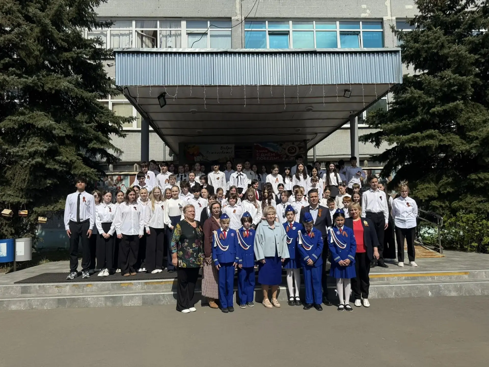 Утром 4 мая в школе состоялась торжественная линейка, посвящённая старту Вахты Памяти в рамках мараф