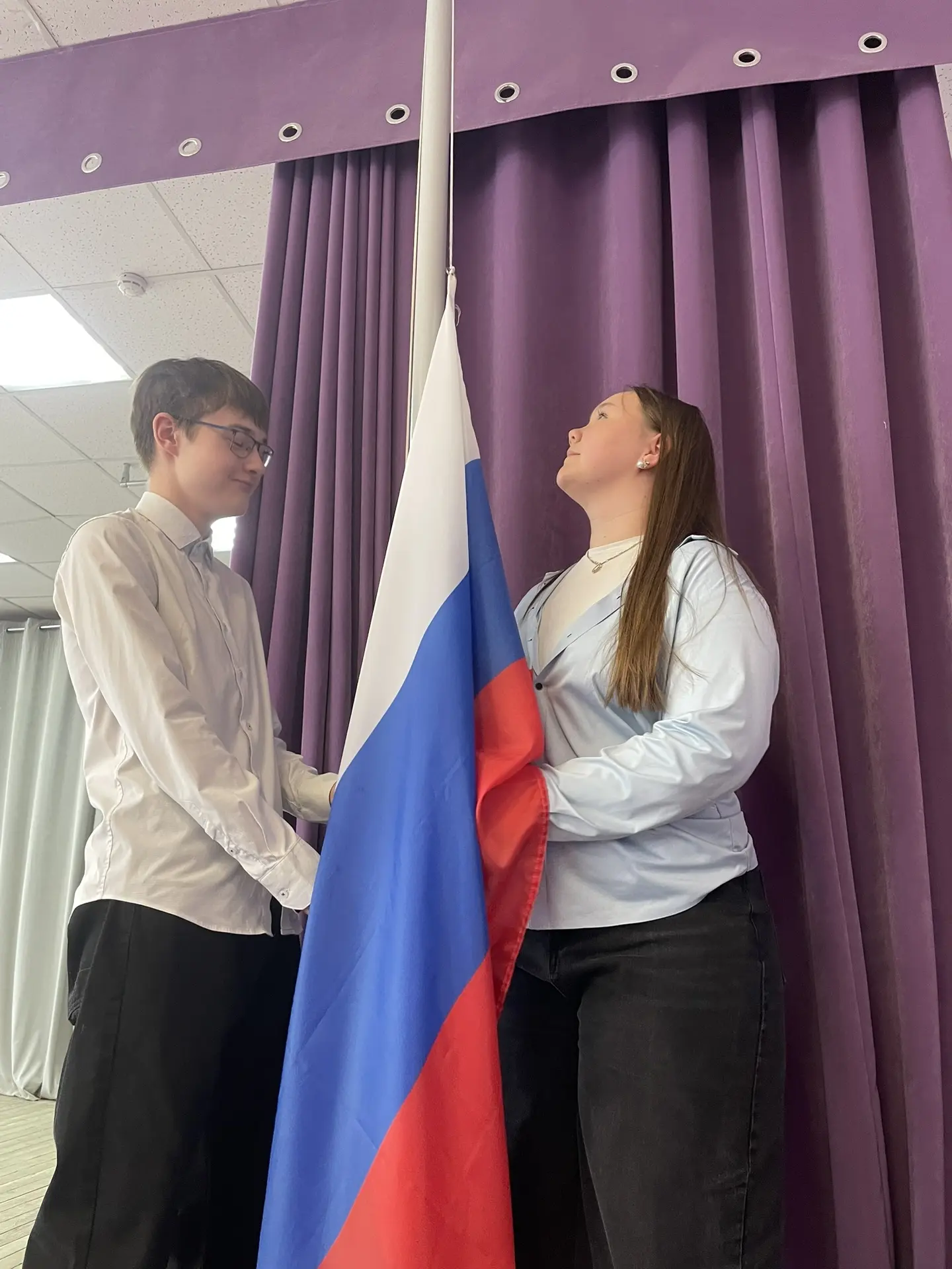ТОРЖЕСТВЕННАЯ ЦЕРЕМОНИЯ СПУСКА ФЛАГА РФ ⚪🔵🔴    Традиционное завершение учебной недели в Тридцать Сед