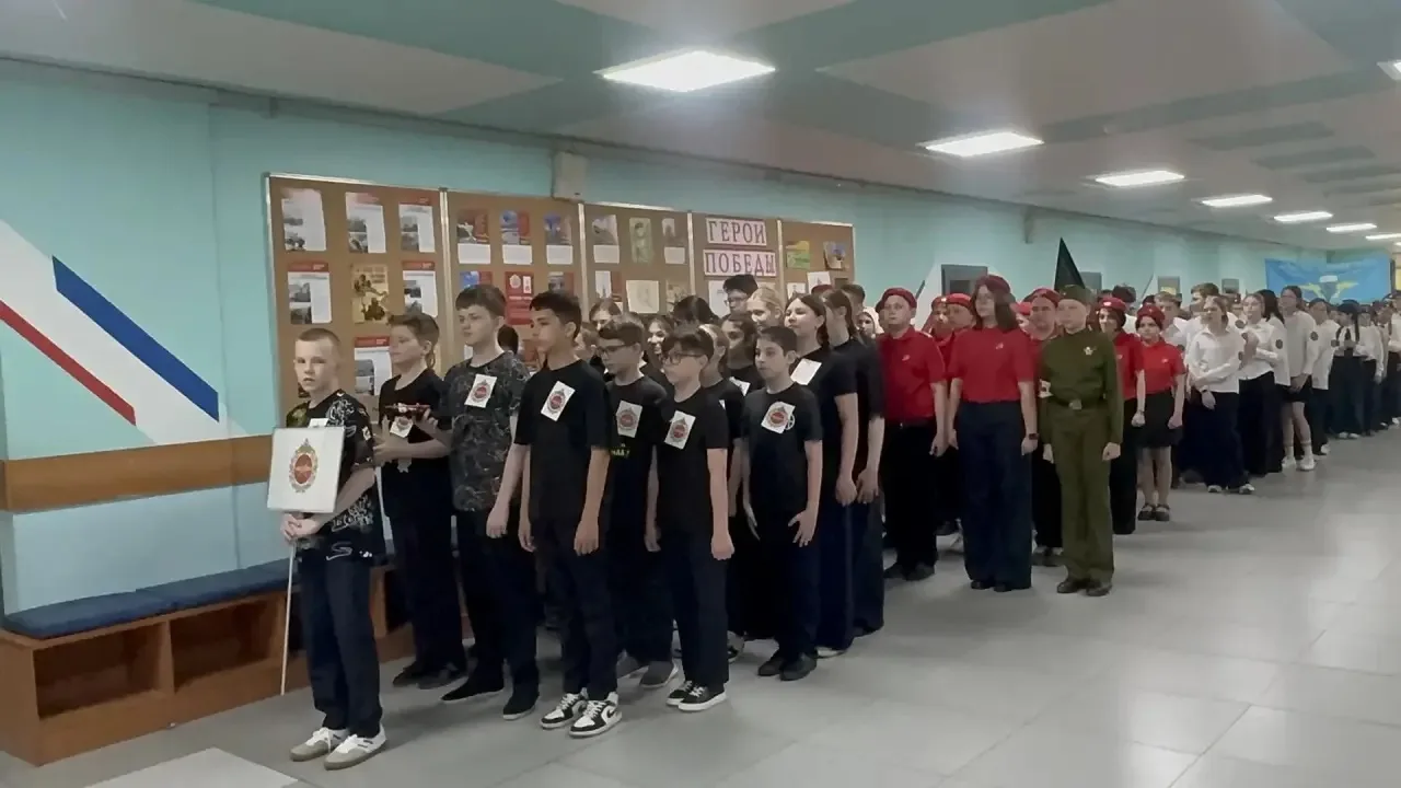 🎉 Смотр строя и песни в честь Дня Великой Победы прошёл в МБОУ СОШ №9  ⚡️ Наши ученики продемонстрир