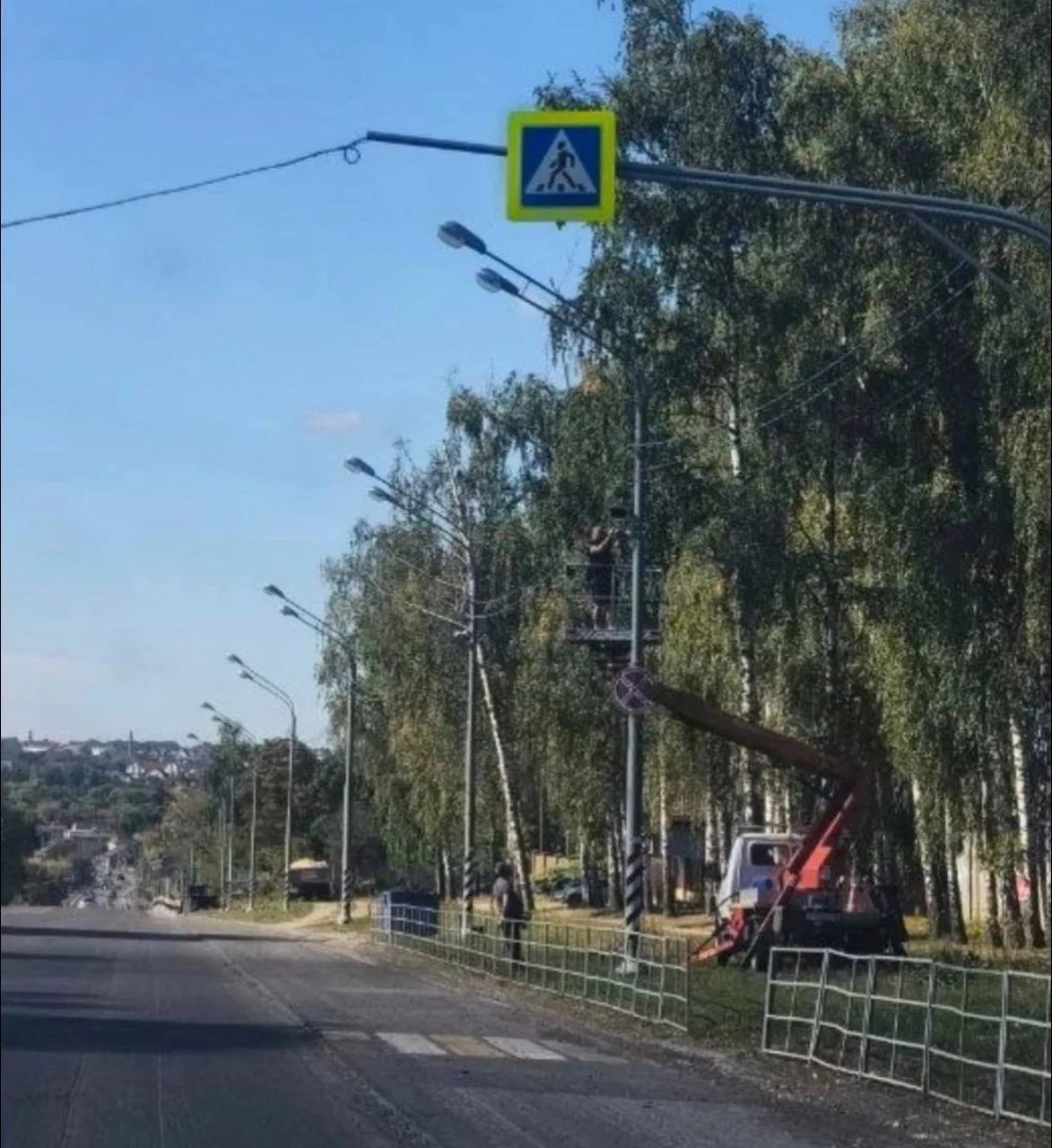Супонево Дикси. Вешают новые камеры. Во все стороны
