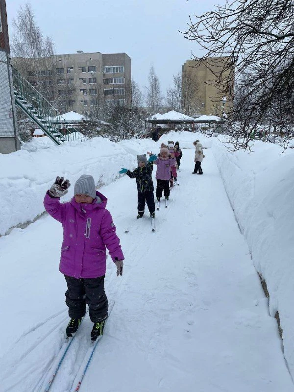 Сегодня  наши дети из группы "Красная шапочка" открыли лыжный сезон.