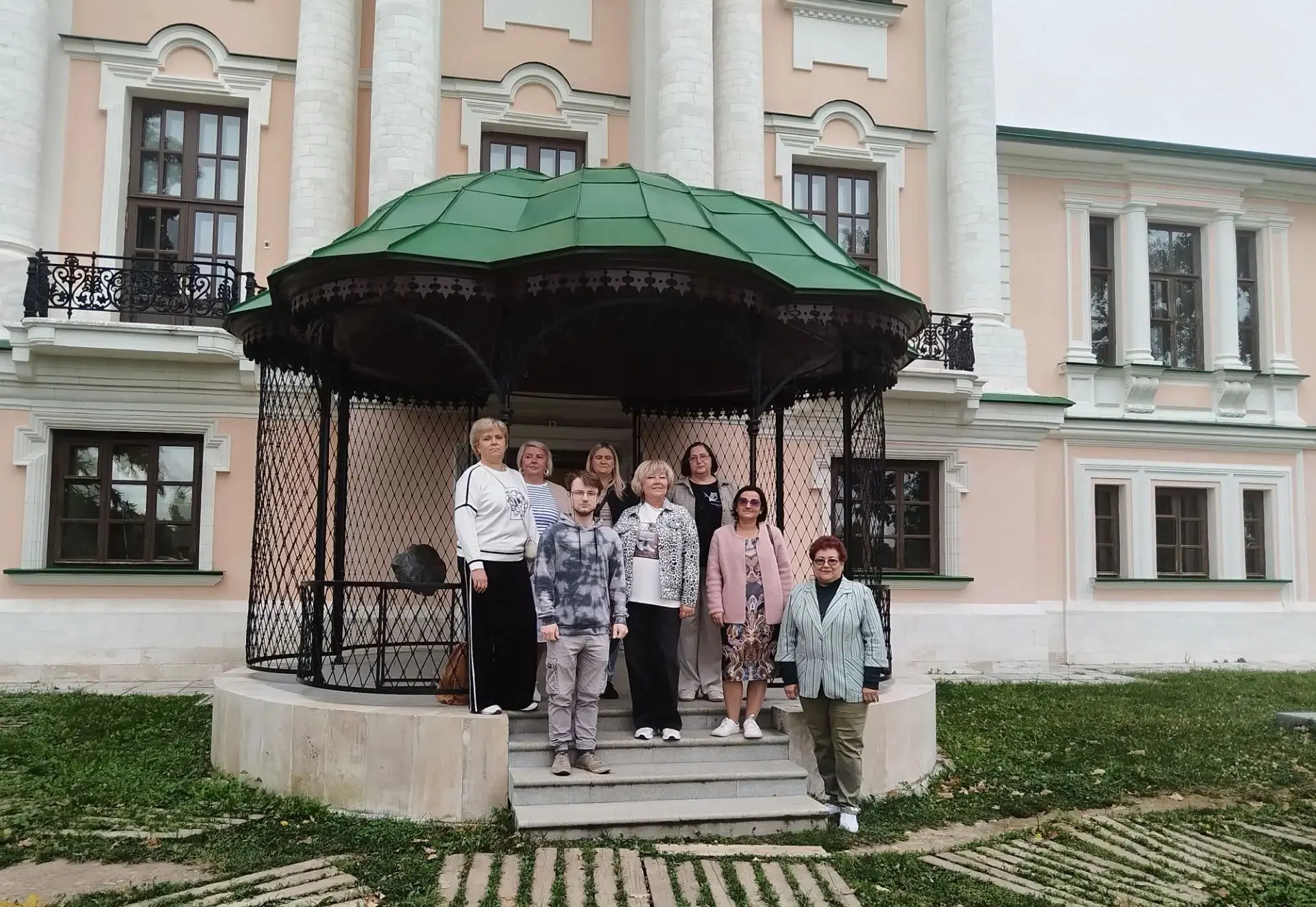 26 августа 2026 года члены профсоюза МУК «ВЦБС» посетили выставку «Поэтика пространства...