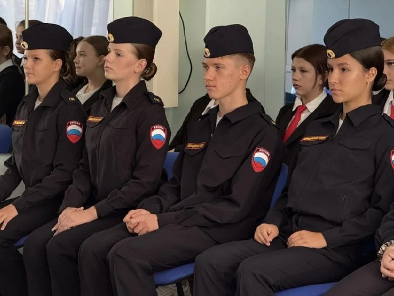 В гимназии «Юридическая» открыли новый полицейский класс