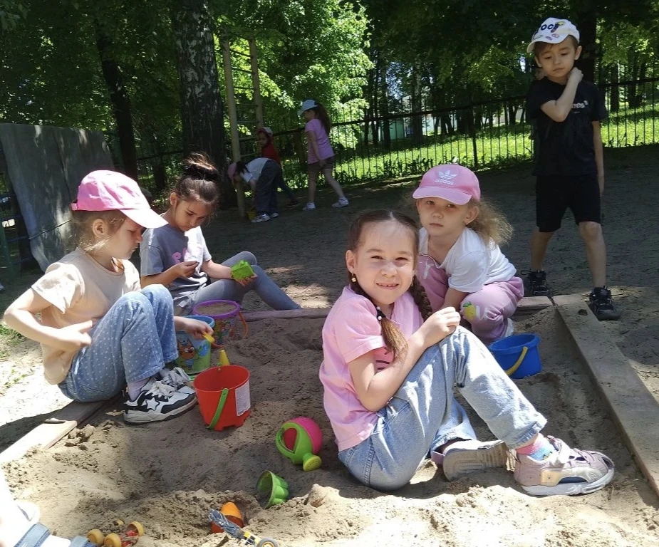 ☘️ Ребята из группы «Дюймовочка» наслаждаются прогулкой на свежем воздухе! Тёплое солны...