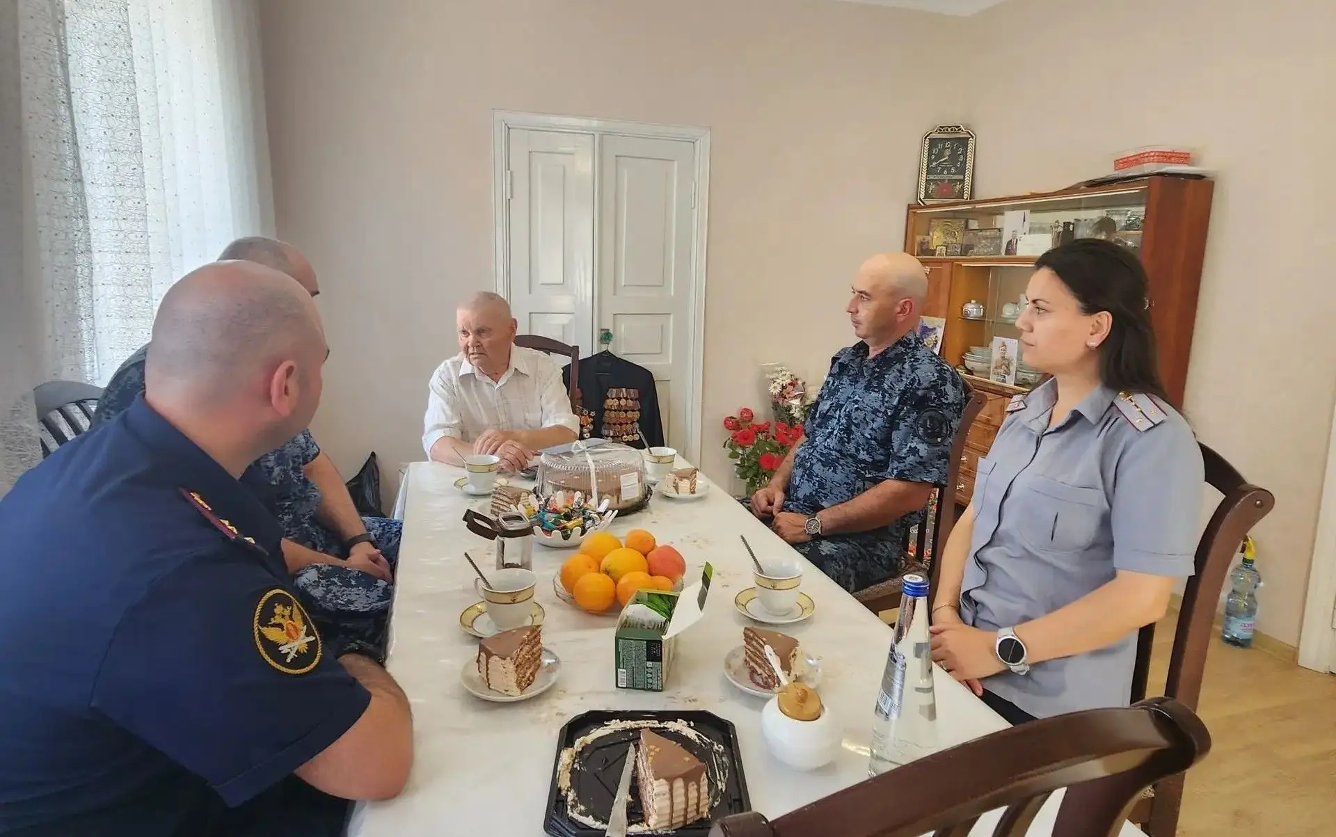 🎖 Сотрудники КП-5 поздравили с юбилеем ветерана Великой Отечественной войны