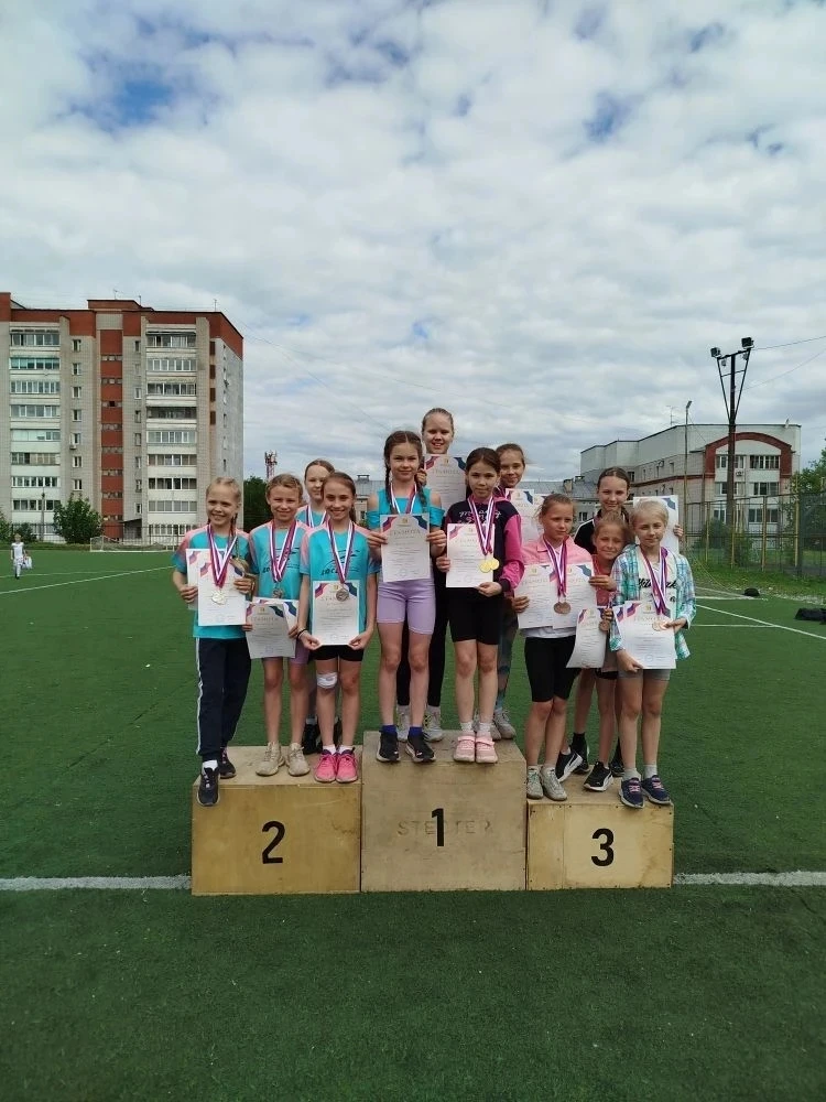Мария Б., ученица 3В класса, в выходные участвовала в региональных соревнованиях по лёг...