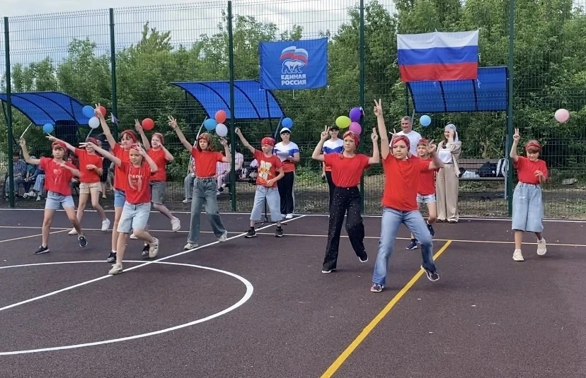 И вновь танцует на мероприятии, посвященном открытию спортивный площадки, коллектив "Со...