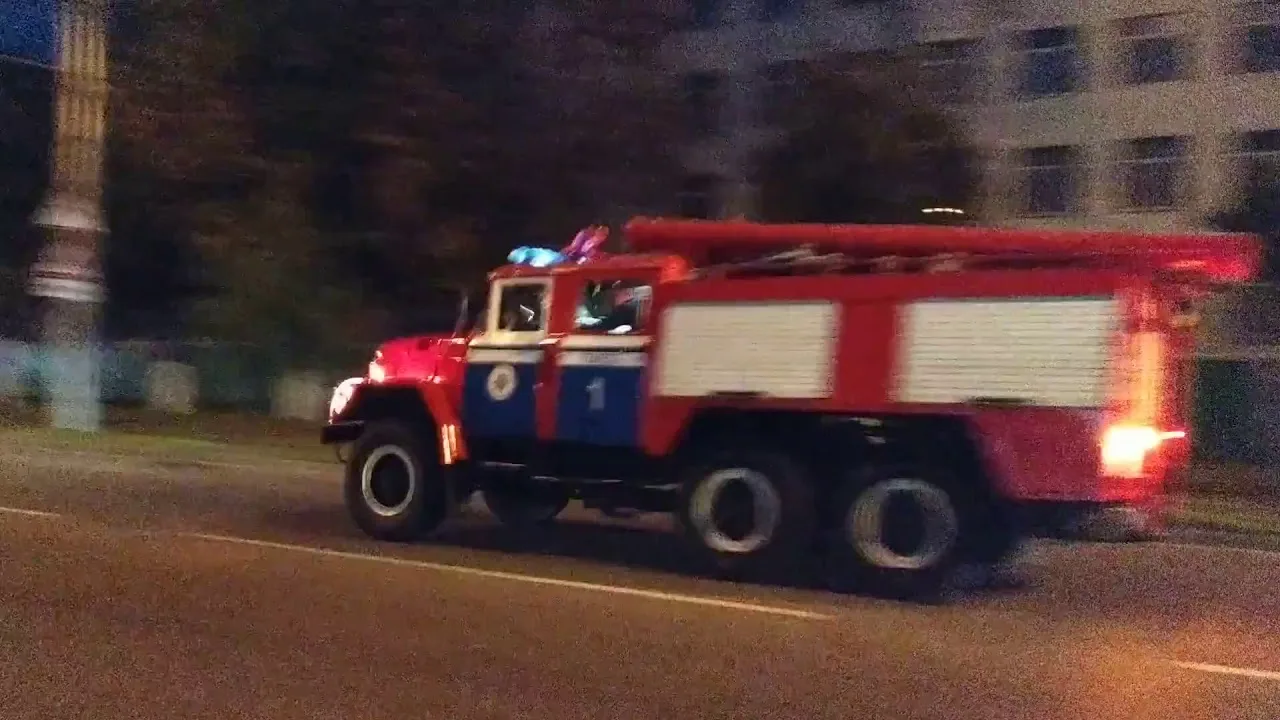 🔥 В Ставрополе на улице Чапаева загорелась квартира на первом этаже пятиэтажки. 

Согласно оператив