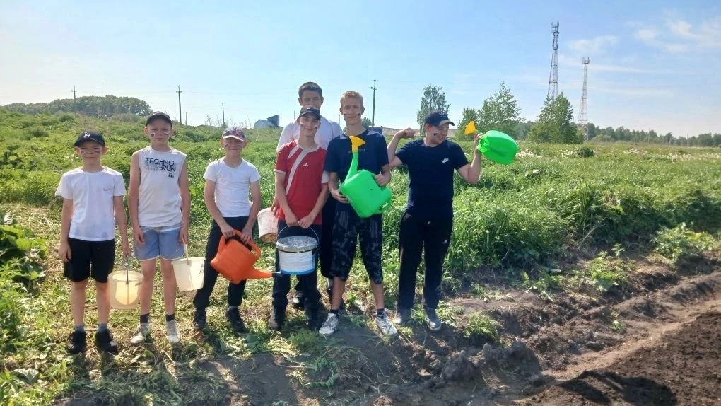 Трудовой десант летнего пришкольного лагеря "Первооткрыватели лета" в деле!