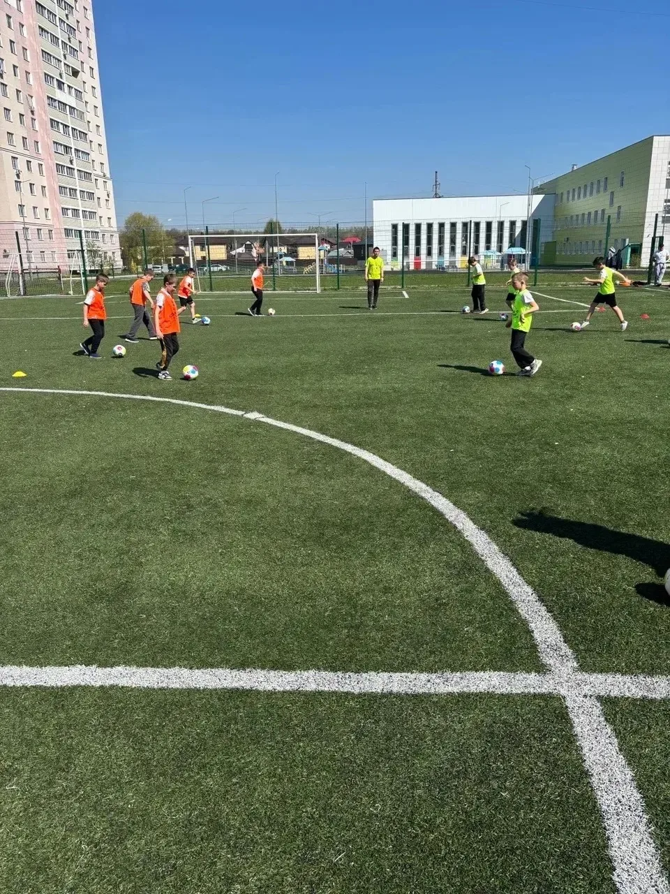 ⚽️ «Футбольная карусель» в 78-й школе!  5 мая на стадионе нашей школы прошла яркая «Футбольная карус