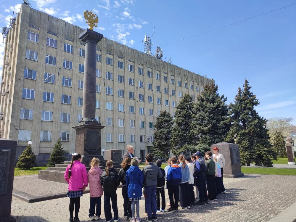 Путешествие к истокам нашей памяти 🙏  Накануне Дня Победы лицеисты 2 А вместе с классным руководител