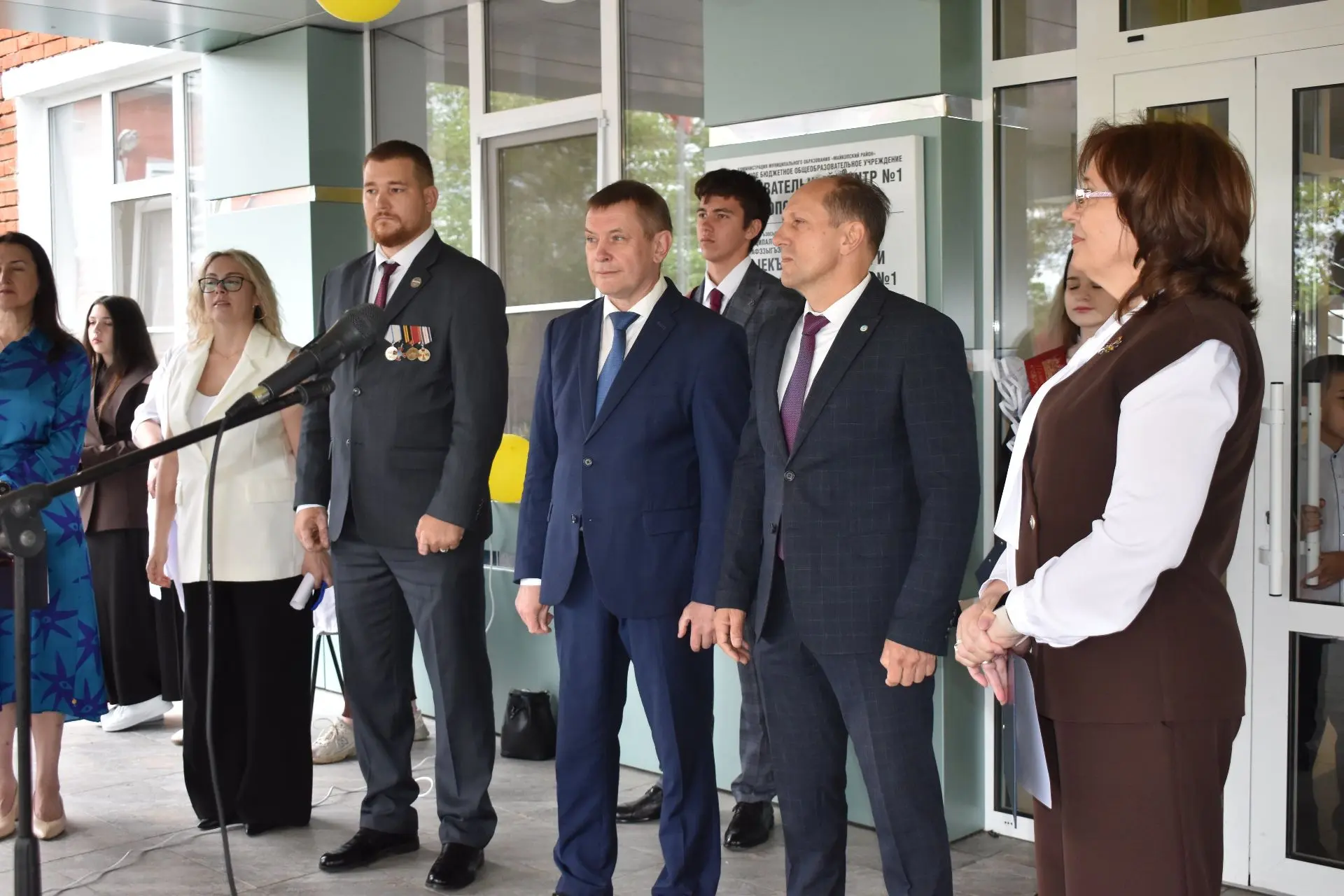 Сегодня  в школах Майкопского района прошел «последний  школьный звонок». Депутаты Сове...