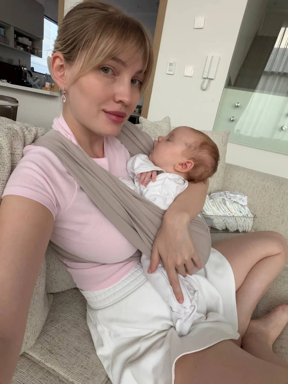 Неужели это удобная поза для сна? 🤨