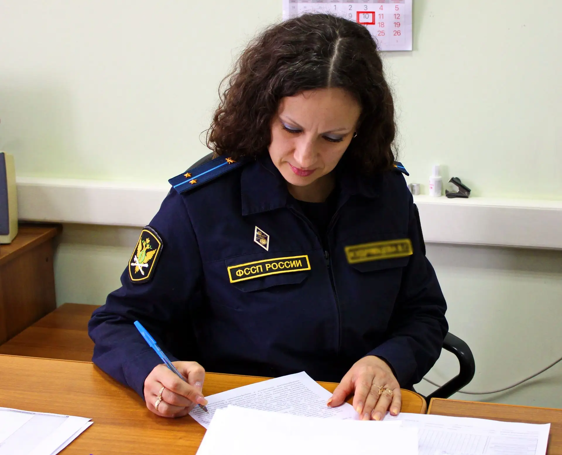 Смоленские приставы взыскали ущерб причиненный преступлением