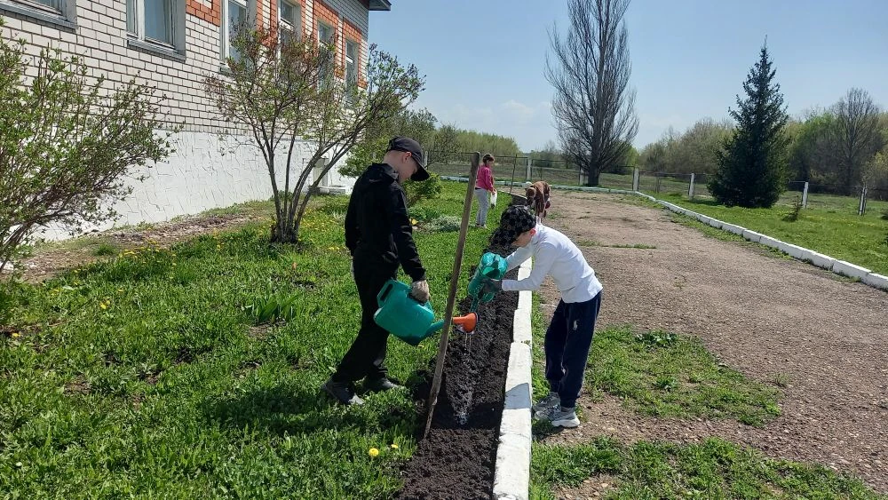 Коллектив школы дружно включился в весенние работы на пришкольном участке. В целях  бла...