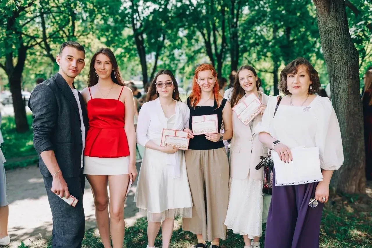 🎉30 июня наши медалисты посетили традиционный губернаторский Бал в Петергофе. Праздник...