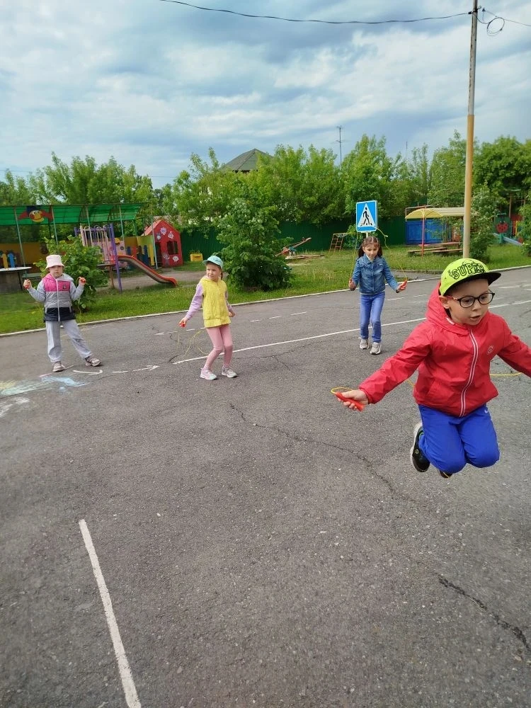 Скакалка - это доступный и эффективный тренажёр, который комплексно развивает ребенка. ...