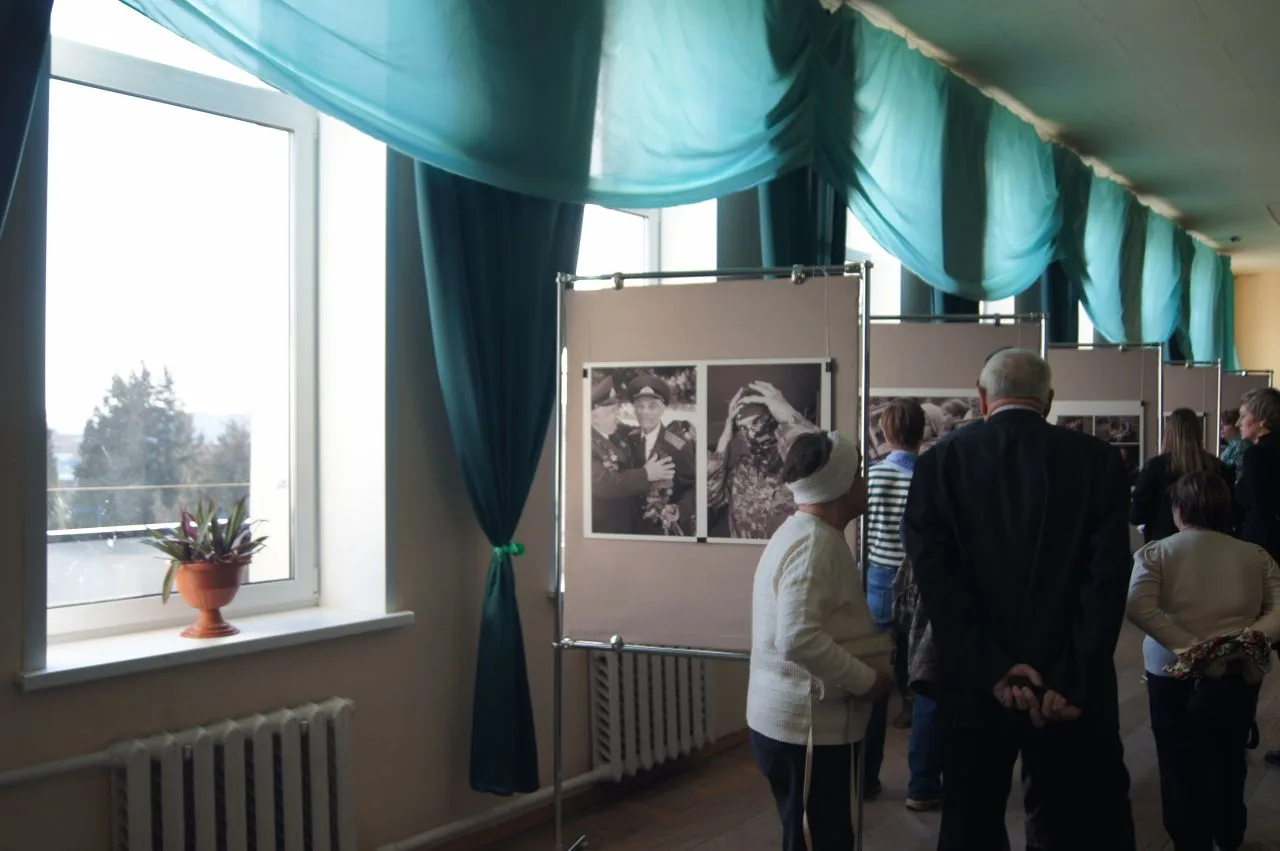 Вчера в РЦКД состоялась торжественная церемония открытия фотовыставки "А сыновья уходят в бой..." . 