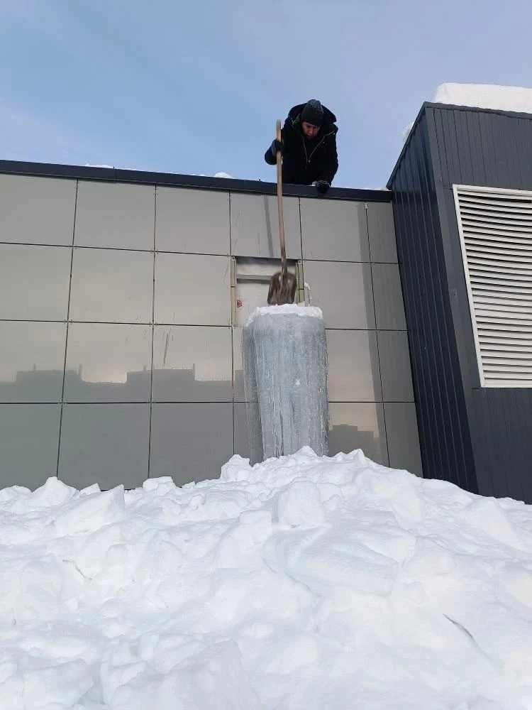 ❄️ И вновь на помощь пришли отцы!  После обильных снегопадов крыша лицея покрылась объемной белоснеж