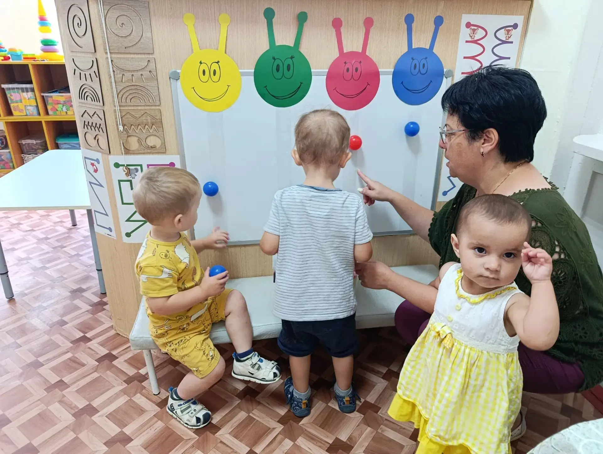 Наши малыши учатся играя — и это так здорово! 😍 Сегодня ребята с увлечением собирали гусеницу: акку