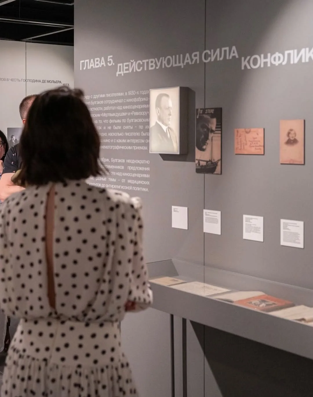Горошек безумно идет и Юлии Снигирь. Актриса в платье бренда 1811 провела экскурсию по музею Булгако