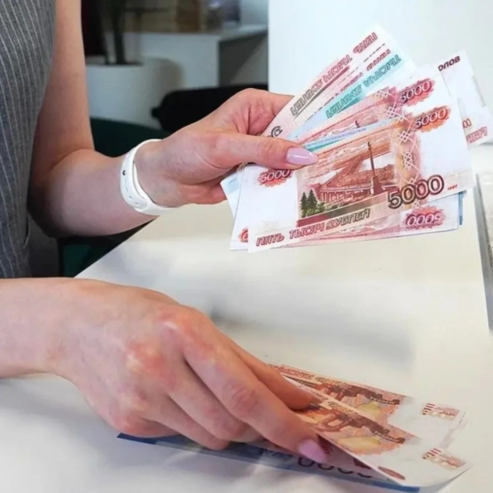 Каждый пятый россиянин уже получает больше 100 тысяч рублей в месяц, пишут СМИ