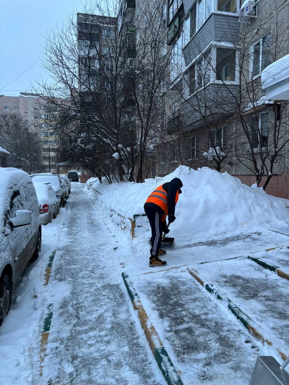 Дворники и специализированная техника Домоуправляющей компании Советского района продолжают уборку с