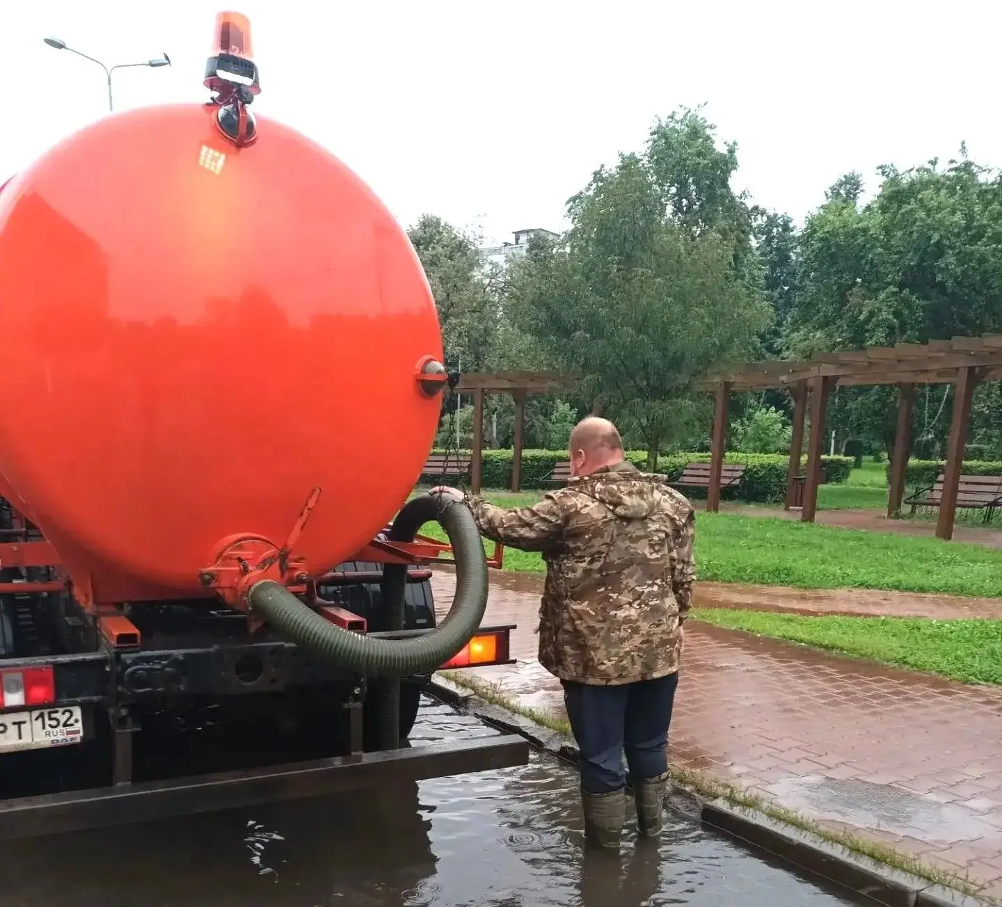 Дождь не утихает – работаем на улицах района! 🌧
 
Из-за продолжительных осадков дорожные и коммунал