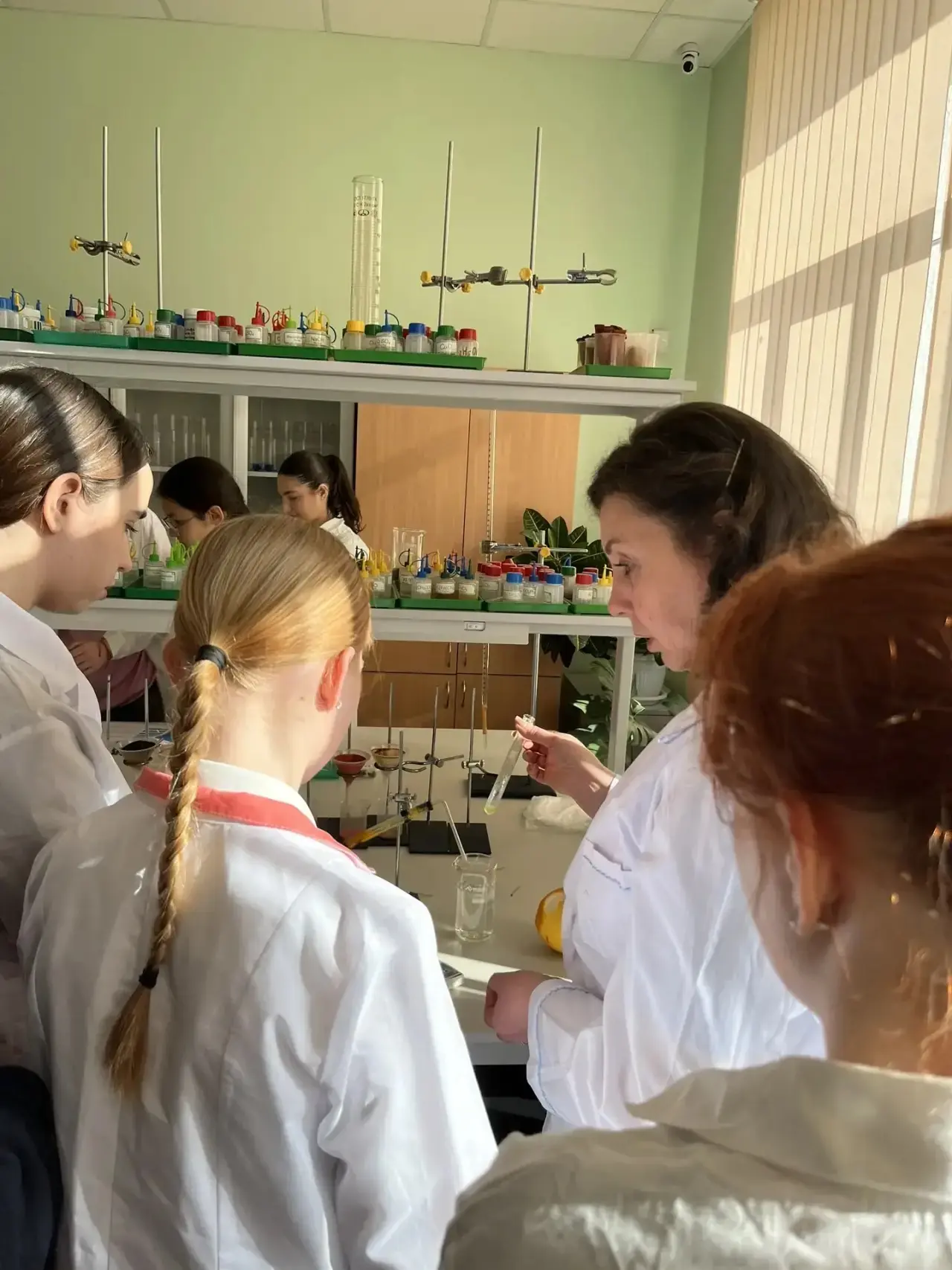 17.03 9 и 10 классы посетили мероприятие « Ароматные приключения» на базе школы 403. Учащиеся познак