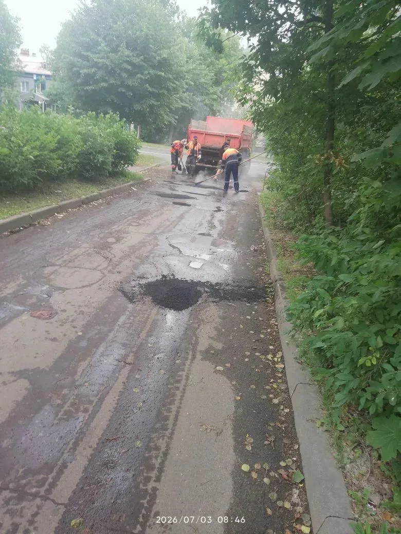 🛠Продолжаем ямочные  ремонты. Еще в апреле, когда сошел снег, УК провела инвентаризацию всех дворов