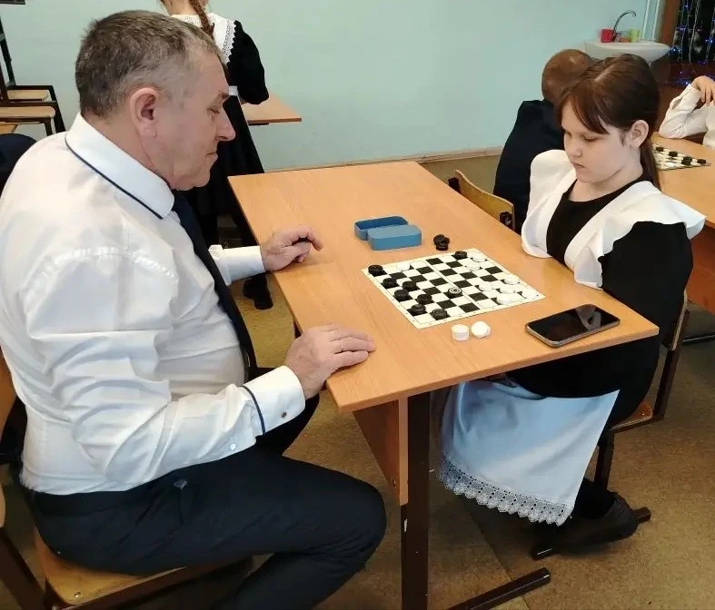 🔖ЧУДО ШАШКИ🔖

🔖В школе проходят занятия кружков «Чудо шашки». 

📌Дети очень заинтересованно ходя