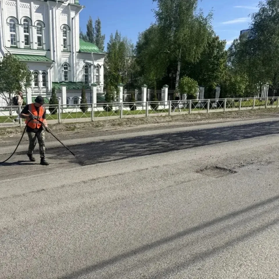 Дела городские, майские 🌸  Погода радует нас теплыми днями, а бригада озеленителей - цветами. Всеми 